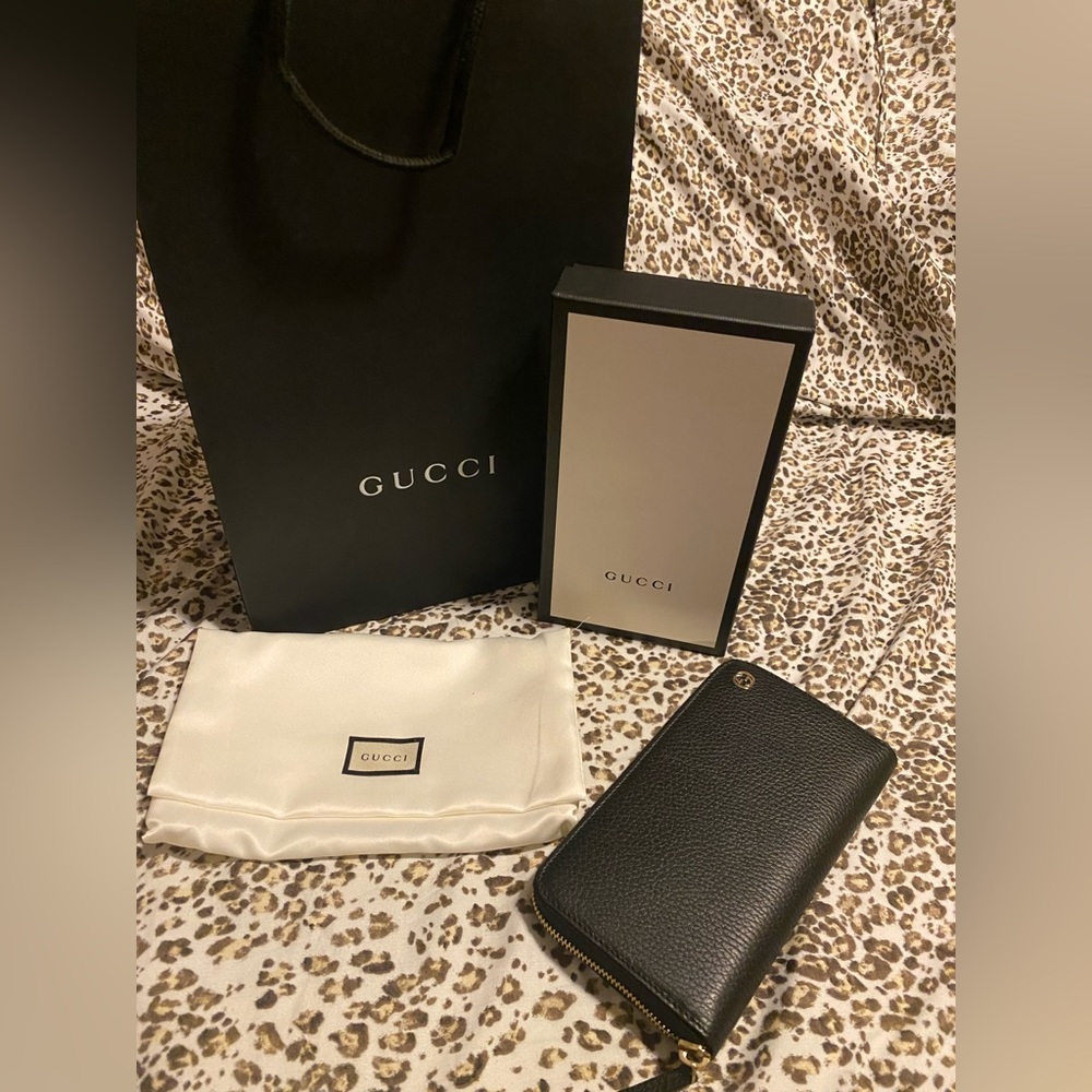 Gucci black zip wallet